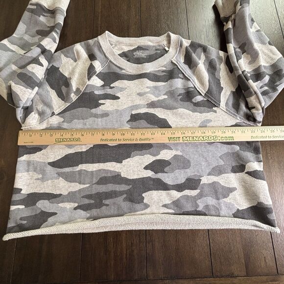 AERIE Gray Camo Cropped Crewneck Raw Hem Sweatshirt Size Medium - Picture 3 of 8